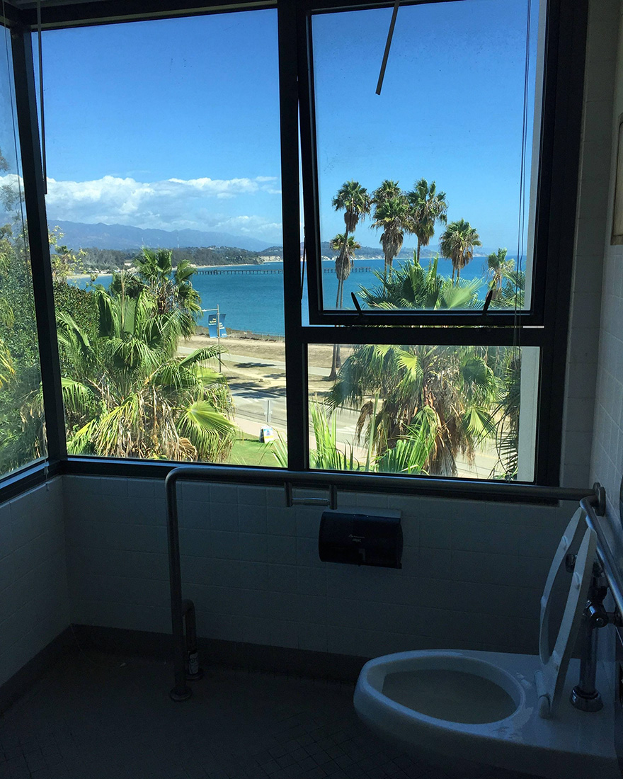Khi view từ cửa sổ... nhà vệ sinh còn đắt giá hơn cả phòng khách sạn 5 sao Khi view từ cửa sổ... nhà vệ sinh còn đắt giá hơn cả phòng khách sạn 5 sao