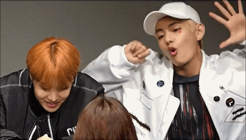 Loạt gif chứng minh chuyện ngược đời: Khi idol bất chấp tất cả để 'cầu xin' sự chú ý từ fans Loạt gif chứng minh chuyện ngược đời: Khi idol bất chấp tất cả để 'cầu xin' sự chú ý từ fans