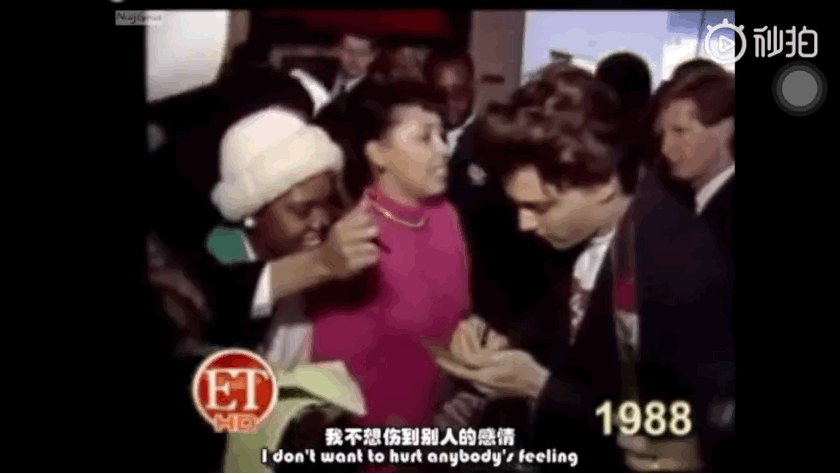 Cuộc chiến của Johnny Depp và vệ sĩ: Người muốn ký tặng đến phát điên, người nhất quyết ngăn cản Cuộc chiến của Johnny Depp và vệ sĩ: Người muốn ký tặng đến phát điên, người nhất quyết ngăn cản