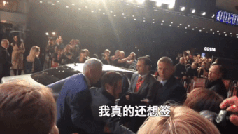 Cuộc chiến của Johnny Depp và vệ sĩ: Người muốn ký tặng đến phát điên, người nhất quyết ngăn cản Cuộc chiến của Johnny Depp và vệ sĩ: Người muốn ký tặng đến phát điên, người nhất quyết ngăn cản