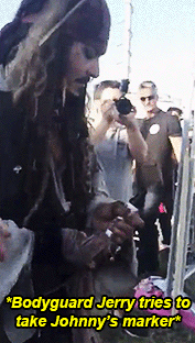 Cuộc chiến của Johnny Depp và vệ sĩ: Người muốn ký tặng đến phát điên, người nhất quyết ngăn cản Cuộc chiến của Johnny Depp và vệ sĩ: Người muốn ký tặng đến phát điên, người nhất quyết ngăn cản