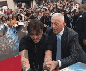 Cuộc chiến của Johnny Depp và vệ sĩ: Người muốn ký tặng đến phát điên, người nhất quyết ngăn cản Cuộc chiến của Johnny Depp và vệ sĩ: Người muốn ký tặng đến phát điên, người nhất quyết ngăn cản
