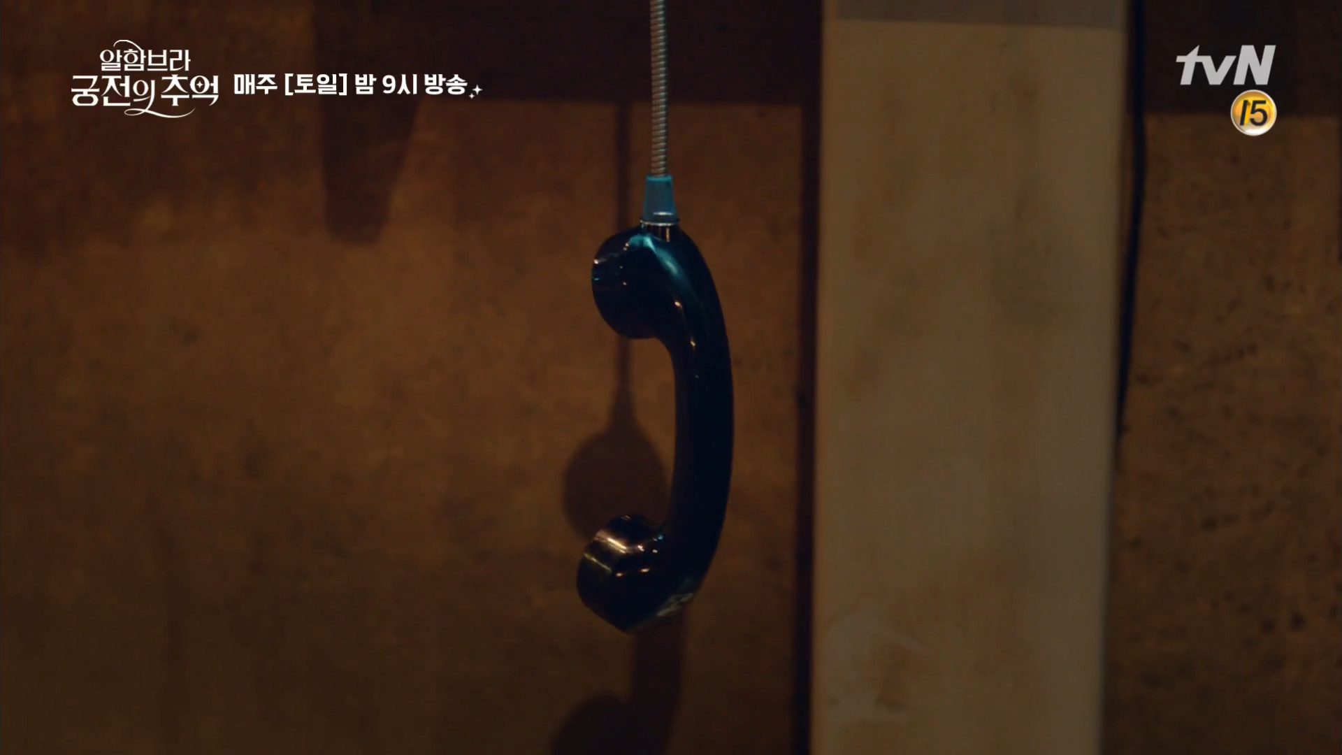 'Hồi Ức Alhambra' tập 1: Màn tái xuất của Hyun Bin kịch tính và thú vị hơn cả tưởng tượng 'Hồi Ức Alhambra' tập 1: Màn tái xuất của Hyun Bin kịch tính và thú vị hơn cả tưởng tượng