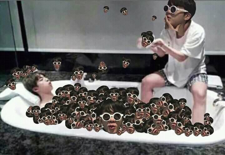 Đúng truyền thống, ARMY tổng tấn công sinh nhật Jin (BTS) bằng bộ ảnh 'dìm hàng' IQ vô cực Đúng truyền thống, ARMY tổng tấn công sinh nhật Jin (BTS) bằng bộ ảnh 'dìm hàng' IQ vô cực