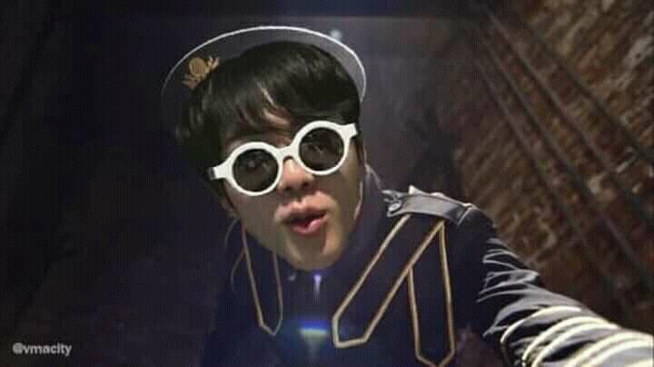 Đúng truyền thống, ARMY tổng tấn công sinh nhật Jin (BTS) bằng bộ ảnh 'dìm hàng' IQ vô cực Đúng truyền thống, ARMY tổng tấn công sinh nhật Jin (BTS) bằng bộ ảnh 'dìm hàng' IQ vô cực