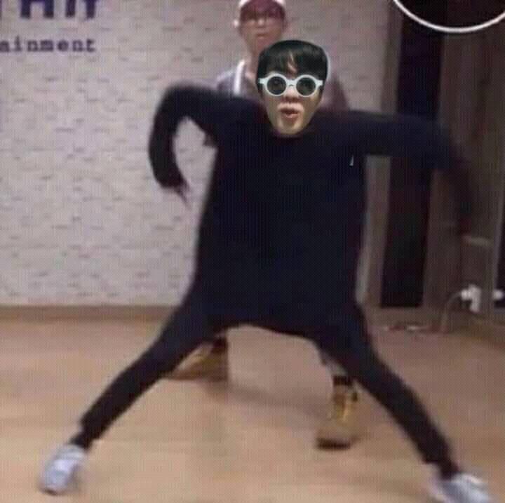 Đúng truyền thống, ARMY tổng tấn công sinh nhật Jin (BTS) bằng bộ ảnh 'dìm hàng' IQ vô cực Đúng truyền thống, ARMY tổng tấn công sinh nhật Jin (BTS) bằng bộ ảnh 'dìm hàng' IQ vô cực
