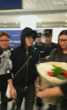 Sao Trung cười ngất với quà từ 'fan nghèo': Đặng Luân và bánh nướng, Trần Vỹ Đình ăn no rau, nấm Sao Trung cười ngất với quà từ 'fan nghèo': Đặng Luân và bánh nướng, Trần Vỹ Đình ăn no rau, nấm