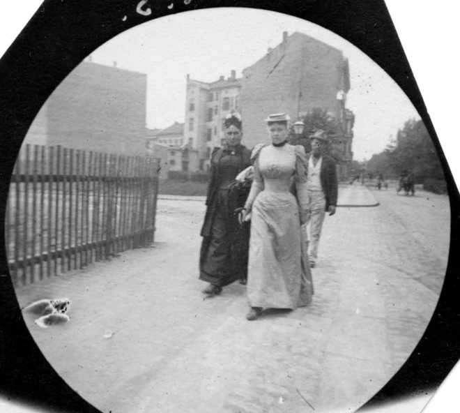 Bạn có biết paparazzi và camera ẩn đã xuất hiện từ những năm 1890 trên đường phố Oslo, Na Uy? Bạn có biết paparazzi và camera ẩn đã xuất hiện từ những năm 1890 trên đường phố Oslo, Na Uy?