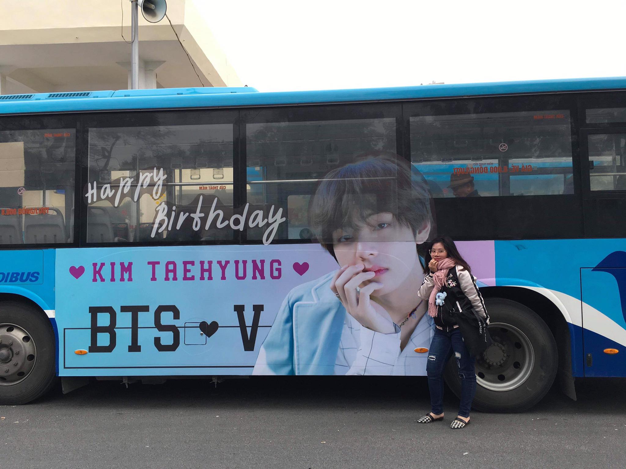 Fans Việt 'chịu chơi' thuê hẳn máy bay để treo băng rôn chúc mừng sinh nhật V (BTS) Fans Việt 'chịu chơi' thuê hẳn máy bay để treo băng rôn chúc mừng sinh nhật V (BTS)