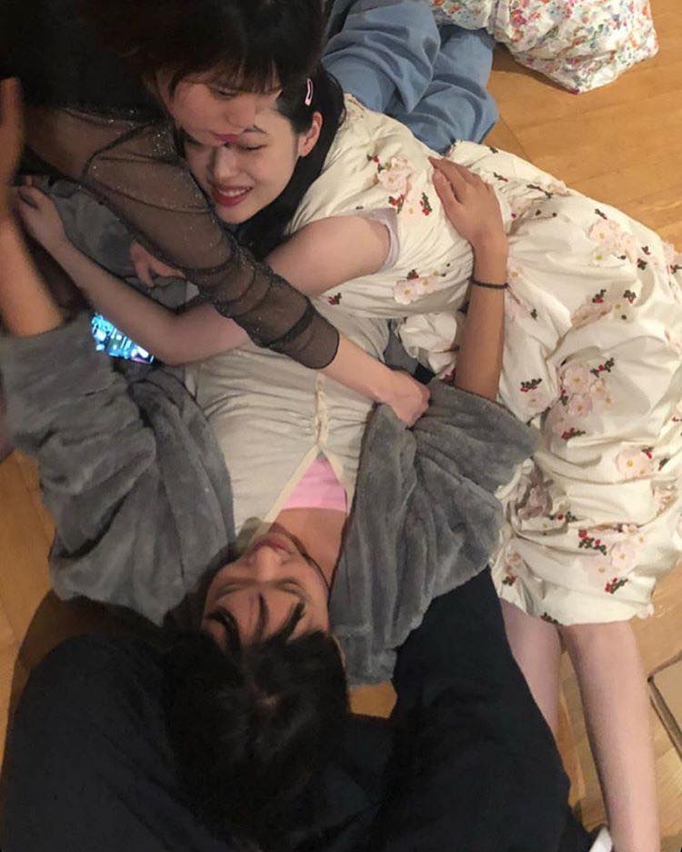Chuyên gia tâm thần học nhận xét về tình trạng của Sulli sau loạt ảnh nhạy cảm trên Instagram Chuyên gia tâm thần học nhận xét về tình trạng của Sulli sau loạt ảnh nhạy cảm trên Instagram