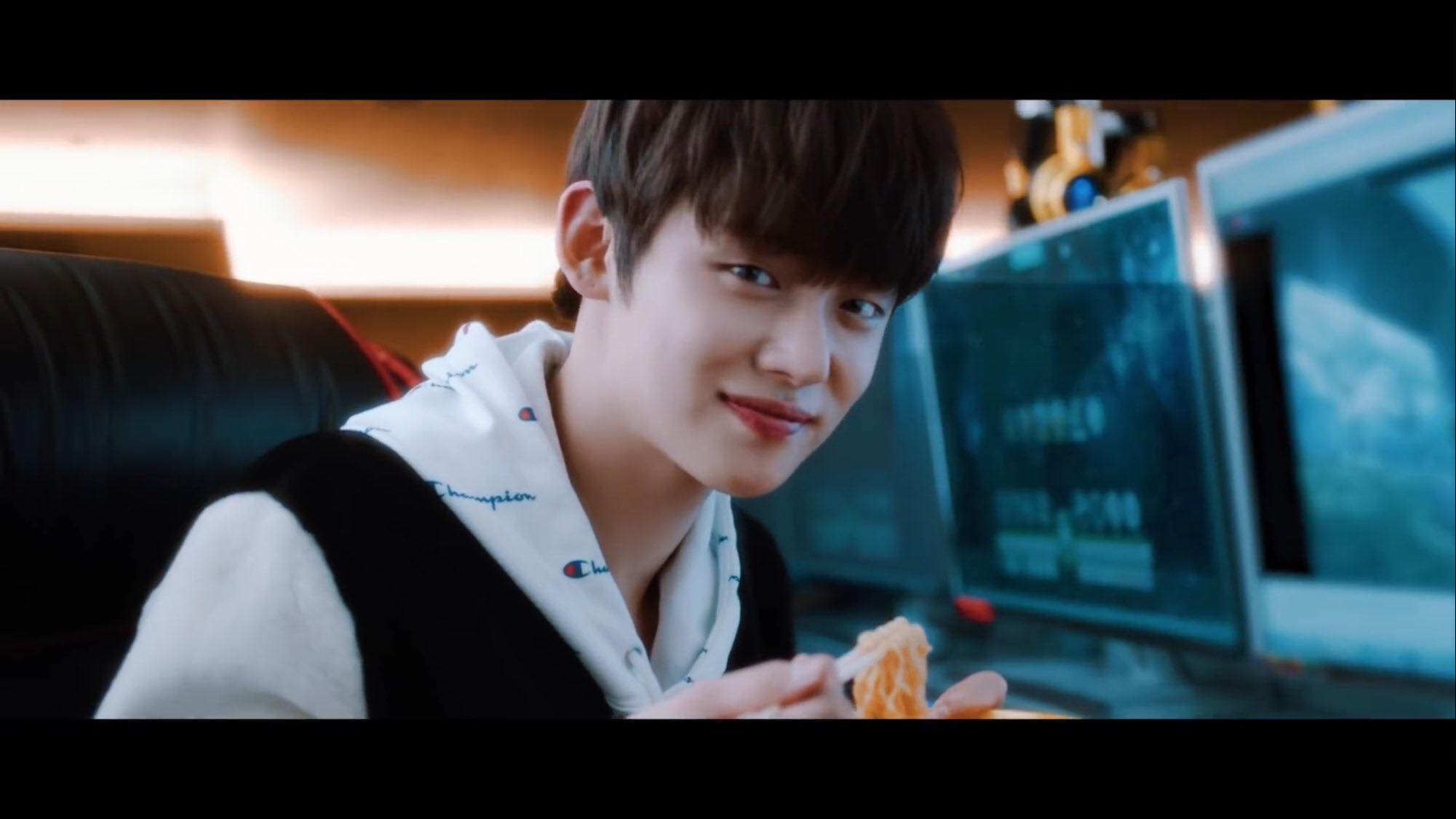 YeonJun (TXT): Hotboy thời đi học, từng là thực tập sinh CUBE và làm vũ công phụ họa cho V (BTS) YeonJun (TXT): Hotboy thời đi học, từng là thực tập sinh CUBE và làm vũ công phụ họa cho V (BTS)