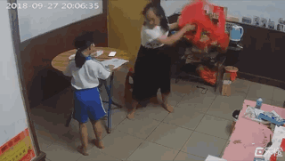 Bữa cơm chan nước mắt của bé gái Trung Quốc bị cha mẹ và em trai đánh đập khiến cả Weibo 'dậy sóng' Bữa cơm chan nước mắt của bé gái Trung Quốc bị cha mẹ và em trai đánh đập khiến cả Weibo 'dậy sóng'