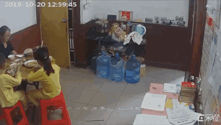 Bữa cơm chan nước mắt của bé gái Trung Quốc bị cha mẹ và em trai đánh đập khiến cả Weibo 'dậy sóng' Bữa cơm chan nước mắt của bé gái Trung Quốc bị cha mẹ và em trai đánh đập khiến cả Weibo 'dậy sóng'