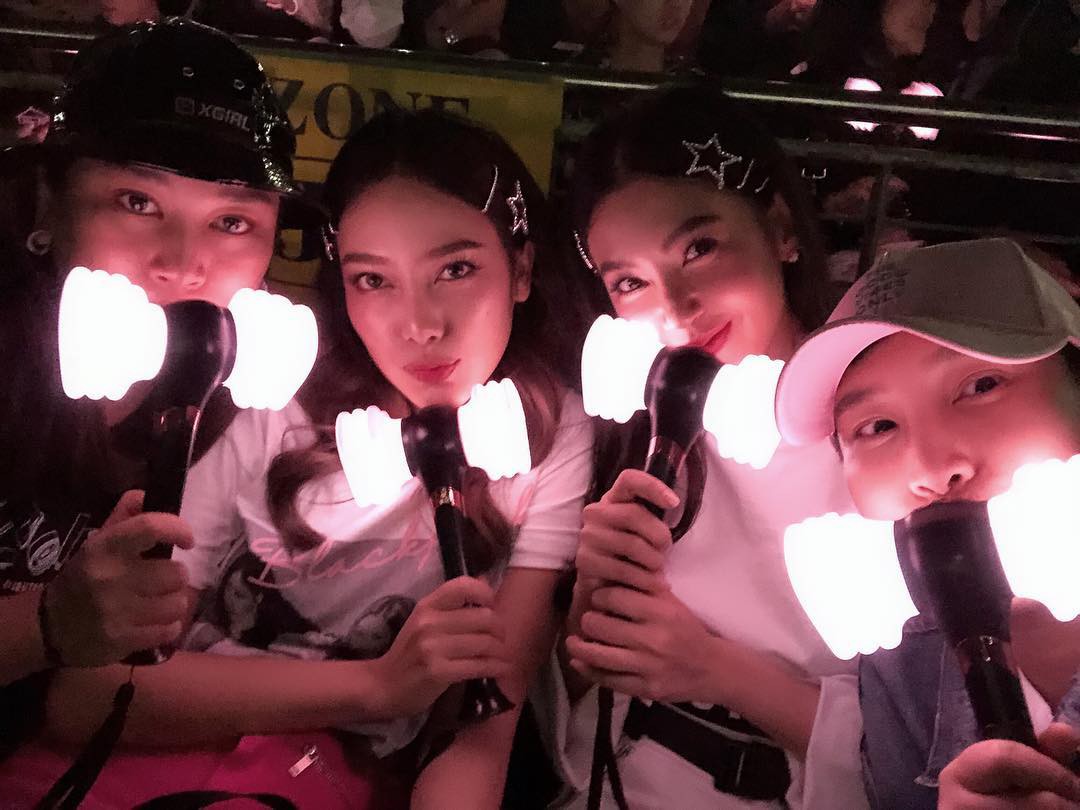 Thấp thoáng thấy cặp đôi Kai - Jennie ở concert Black Pink, dân tình ngã ngửa khi biết sự thật Thấp thoáng thấy cặp đôi Kai - Jennie ở concert Black Pink, dân tình ngã ngửa khi biết sự thật