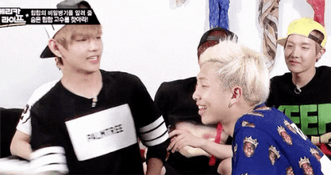 BTS và những khoảnh khắc 'yêu nhau lắm cắn nhau đau': Cho hỏi bao nhiêu tuổi rồi mấy anh ơi? BTS và những khoảnh khắc 'yêu nhau lắm cắn nhau đau': Cho hỏi bao nhiêu tuổi rồi mấy anh ơi?
