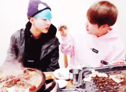 BTS và những khoảnh khắc 'yêu nhau lắm cắn nhau đau': Cho hỏi bao nhiêu tuổi rồi mấy anh ơi? BTS và những khoảnh khắc 'yêu nhau lắm cắn nhau đau': Cho hỏi bao nhiêu tuổi rồi mấy anh ơi?