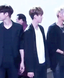Muôn kiểu 'tránh gái như tránh tà' của nam idol K-Pop: Jungkook đơ như cây cơ, B.I hốt hoảng bỏ chạy Muôn kiểu 'tránh gái như tránh tà' của nam idol K-Pop: Jungkook đơ như cây cơ, B.I hốt hoảng bỏ chạy