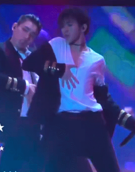 Vũ đạo 'mò đũng quần' của Dịch Dương Thiên Tỉ, Thái Từ Khôn và dàn idol Hoa ngữ bị chê dung tục Vũ đạo 'mò đũng quần' của Dịch Dương Thiên Tỉ, Thái Từ Khôn và dàn idol Hoa ngữ bị chê dung tục