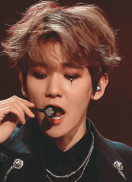 8 nam thần K-Pop tôn vinh vẻ đẹp phi giới tính khi trang điểm đậm 8 nam thần K-Pop tôn vinh vẻ đẹp phi giới tính khi trang điểm đậm