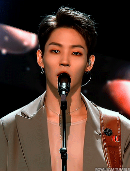 8 nam thần K-Pop tôn vinh vẻ đẹp phi giới tính khi trang điểm đậm 8 nam thần K-Pop tôn vinh vẻ đẹp phi giới tính khi trang điểm đậm