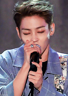 8 nam thần K-Pop tôn vinh vẻ đẹp phi giới tính khi trang điểm đậm 8 nam thần K-Pop tôn vinh vẻ đẹp phi giới tính khi trang điểm đậm