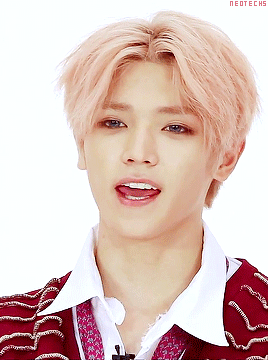8 nam thần K-Pop tôn vinh vẻ đẹp phi giới tính khi trang điểm đậm 8 nam thần K-Pop tôn vinh vẻ đẹp phi giới tính khi trang điểm đậm