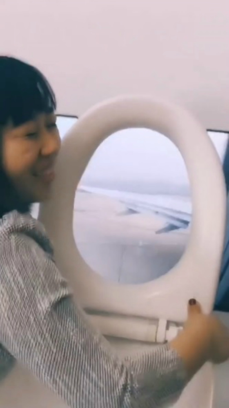 Cư dân mạng sáng tạo đủ trò với trào lưu 'giả vờ được đi máy bay' Cư dân mạng sáng tạo đủ trò với trào lưu 'giả vờ được đi máy bay'