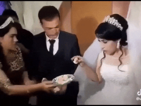 Chú rể thẳng tay tát vợ mình vì đùa giỡn trong đám cưới: Đâu mới là hạnh phúc thật sự trong hôn nhân? Chú rể thẳng tay tát vợ mình vì đùa giỡn trong đám cưới: Đâu mới là hạnh phúc thật sự trong hôn nhân?