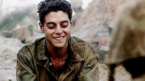 Ngã nhào khỏi sân khấu sau khi nhận giải Oscar, Rami Malek vẫn kịp nhanh tay bảo vệ tượng vàng Ngã nhào khỏi sân khấu sau khi nhận giải Oscar, Rami Malek vẫn kịp nhanh tay bảo vệ tượng vàng