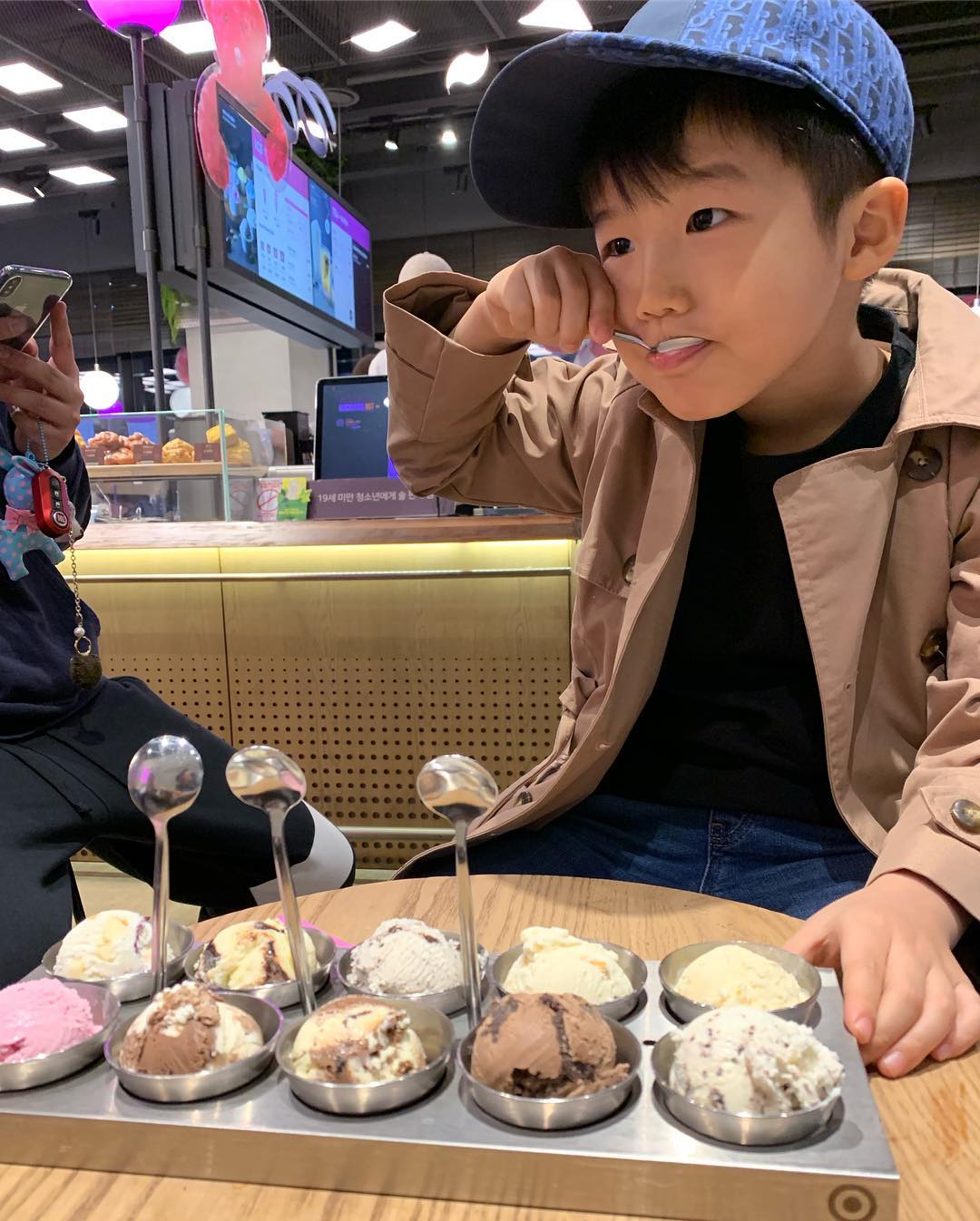 Lần đầu tiên lộ diện nhan sắc 'thủ khoa ngành đầu thai' - con trai của chủ tịch YG Yang Hyun Suk Lần đầu tiên lộ diện nhan sắc 'thủ khoa ngành đầu thai' - con trai của chủ tịch YG Yang Hyun Suk