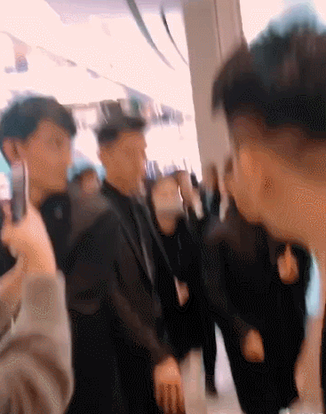 Fan là ác quỷ? Mặt Lưu Hạo Nhiên biến sắc, nhăn nhó khi nhận được... sách tiếng Anh từ fan Fan là ác quỷ? Mặt Lưu Hạo Nhiên biến sắc, nhăn nhó khi nhận được... sách tiếng Anh từ fan