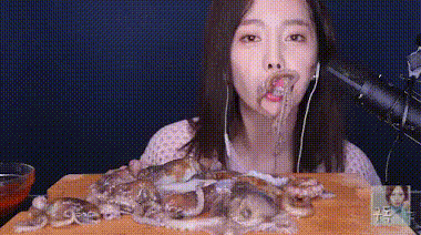 Ăn bạch tuộc nguyên con để nổi tiếng, nữ YouTuber Hàn bị 'ném đá' không thương tiếc Ăn bạch tuộc nguyên con để nổi tiếng, nữ YouTuber Hàn bị 'ném đá' không thương tiếc