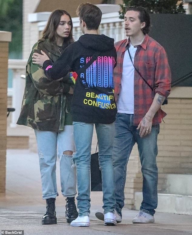 Brooklyn Beckham bật khóc khi cãi nhau với bạn gái ngay trên đường phố, em trai phải dàn xếp giùm Brooklyn Beckham bật khóc khi cãi nhau với bạn gái ngay trên đường phố, em trai phải dàn xếp giùm