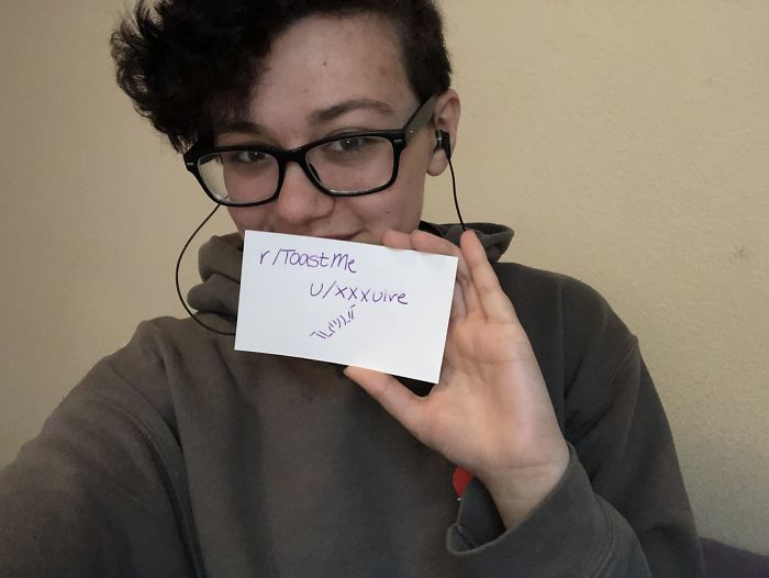#ToastMe: Trào lưu người lạ động viên lẫn nhau sẽ khiến bạn cảm thấy ấm lòng hơn #ToastMe: Trào lưu người lạ động viên lẫn nhau sẽ khiến bạn cảm thấy ấm lòng hơn
