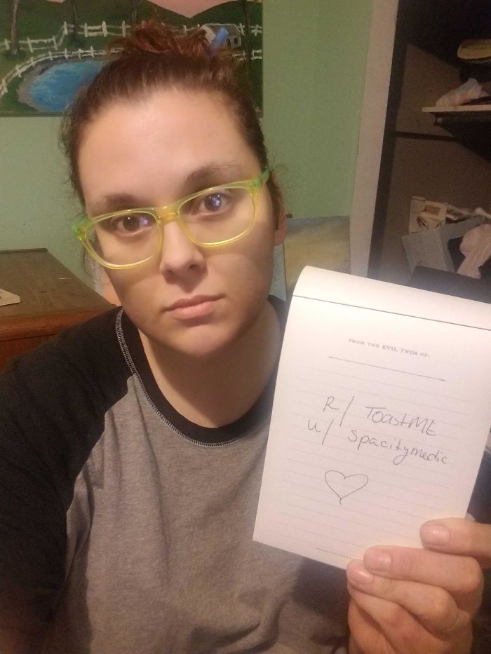 #ToastMe: Trào lưu người lạ động viên lẫn nhau sẽ khiến bạn cảm thấy ấm lòng hơn #ToastMe: Trào lưu người lạ động viên lẫn nhau sẽ khiến bạn cảm thấy ấm lòng hơn