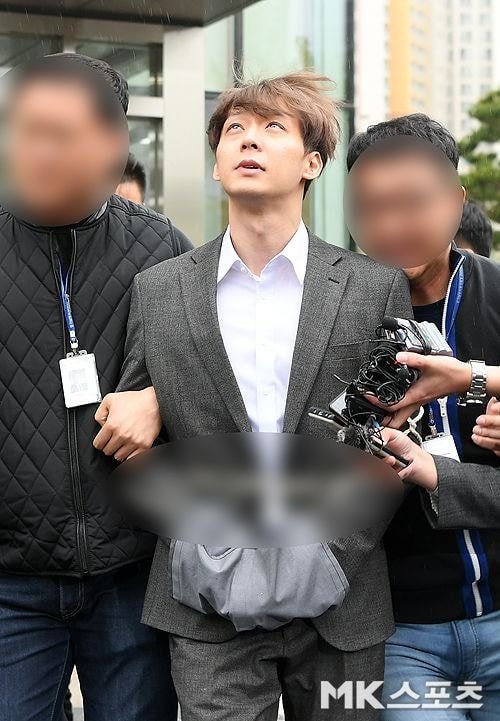 Ngẩng đầu nhìn bầu trời suy tư - vẻ mặt kì lạ của Park Yoochun khi bị còng tay và áp giải ra khỏi sở cảnh sát Ngẩng đầu nhìn bầu trời suy tư - vẻ mặt kì lạ của Park Yoochun khi bị còng tay và áp giải ra khỏi sở cảnh sát