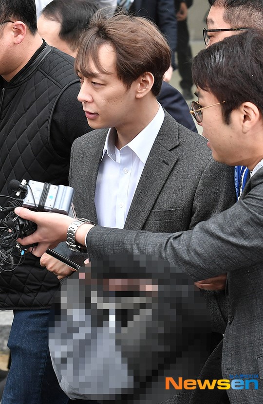 Ngẩng đầu nhìn bầu trời suy tư - vẻ mặt kì lạ của Park Yoochun khi bị còng tay và áp giải ra khỏi sở cảnh sát Ngẩng đầu nhìn bầu trời suy tư - vẻ mặt kì lạ của Park Yoochun khi bị còng tay và áp giải ra khỏi sở cảnh sát
