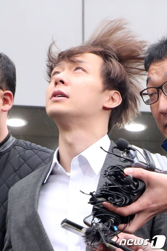 Ngẩng đầu nhìn bầu trời suy tư - vẻ mặt kì lạ của Park Yoochun khi bị còng tay và áp giải ra khỏi sở cảnh sát Ngẩng đầu nhìn bầu trời suy tư - vẻ mặt kì lạ của Park Yoochun khi bị còng tay và áp giải ra khỏi sở cảnh sát