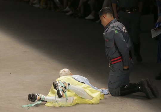 Sốc: Người mẫu nam vấp ngã ngay trên sàn diễn thời trang sau đó qua đời tại bệnh viện Sốc: Người mẫu nam vấp ngã ngay trên sàn diễn thời trang sau đó qua đời tại bệnh viện