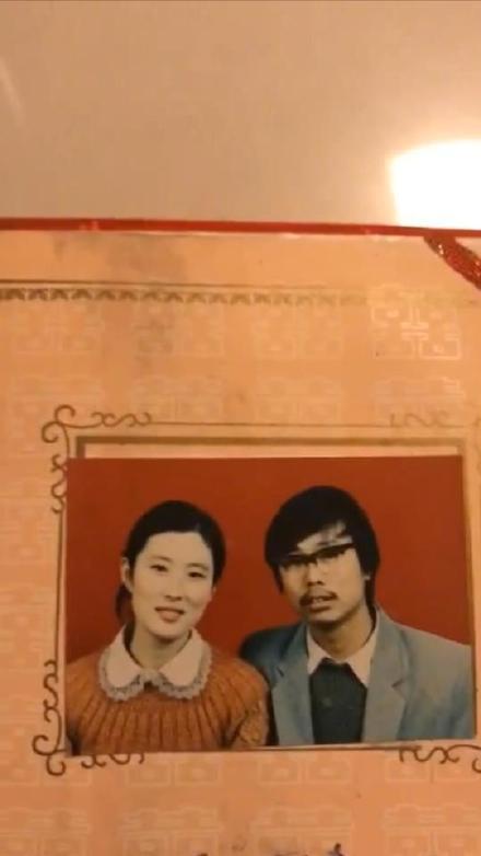 Trào lưu đang làm mưa làm gió trên Weibo: 'Khoe ảnh cưới của bố mẹ ngày xưa' Trào lưu đang làm mưa làm gió trên Weibo: 'Khoe ảnh cưới của bố mẹ ngày xưa'