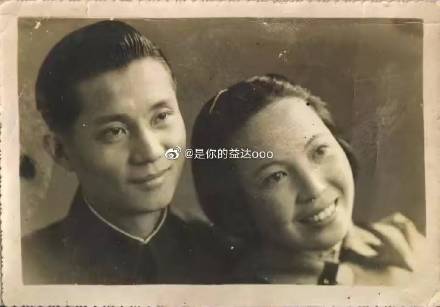 Trào lưu đang làm mưa làm gió trên Weibo: 'Khoe ảnh cưới của bố mẹ ngày xưa' Trào lưu đang làm mưa làm gió trên Weibo: 'Khoe ảnh cưới của bố mẹ ngày xưa'