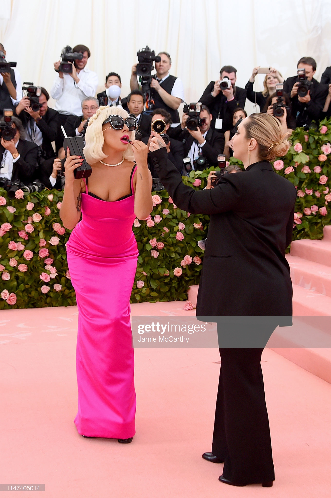 Các sao mặc gì để 'chặt chém' lẫn nhau trên thảm đỏ Met Gala 2019? Các sao mặc gì để 'chặt chém' lẫn nhau trên thảm đỏ Met Gala 2019?