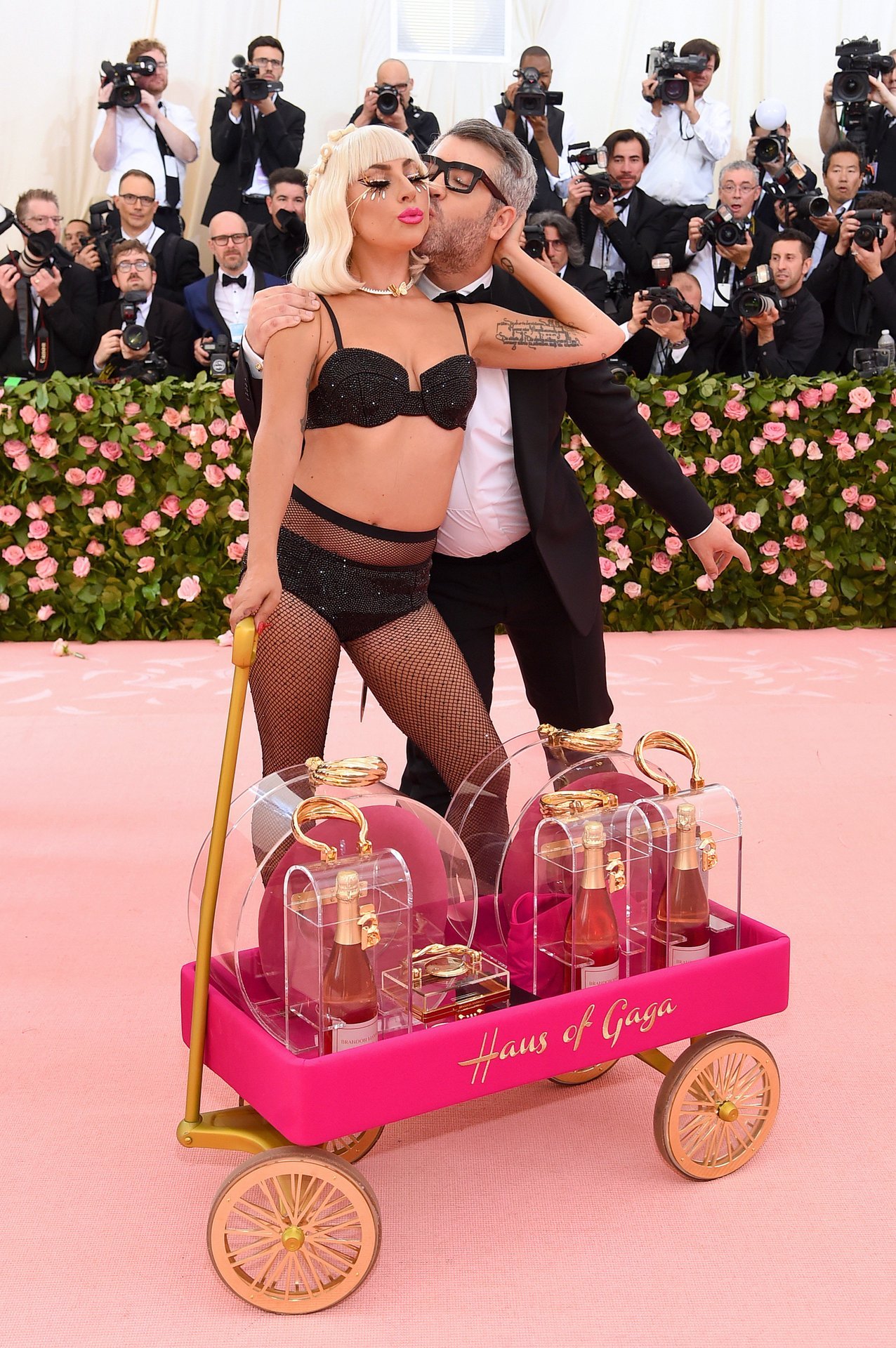 Các sao mặc gì để 'chặt chém' lẫn nhau trên thảm đỏ Met Gala 2019? Các sao mặc gì để 'chặt chém' lẫn nhau trên thảm đỏ Met Gala 2019?