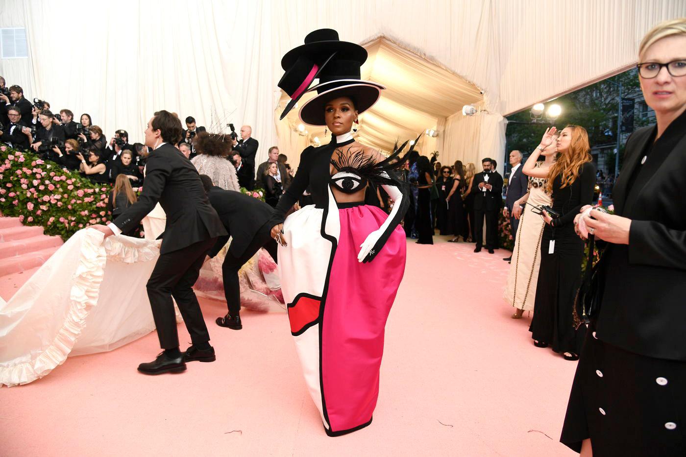 Các sao mặc gì để 'chặt chém' lẫn nhau trên thảm đỏ Met Gala 2019? Các sao mặc gì để 'chặt chém' lẫn nhau trên thảm đỏ Met Gala 2019?