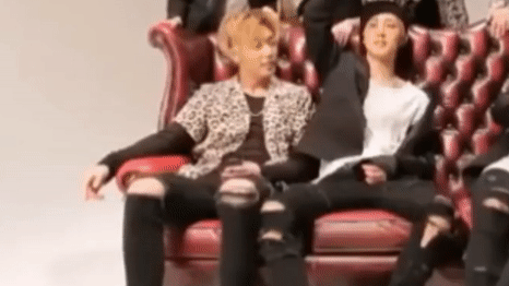 Những khoảnh khắc yêu muốn chết của thánh skinship B.I và 'nạn nhân' Bobby (IKON) Những khoảnh khắc yêu muốn chết của thánh skinship B.I và 'nạn nhân' Bobby (IKON)