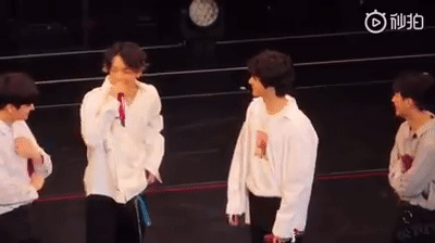 Những khoảnh khắc yêu muốn chết của thánh skinship B.I và 'nạn nhân' Bobby (IKON) Những khoảnh khắc yêu muốn chết của thánh skinship B.I và 'nạn nhân' Bobby (IKON)