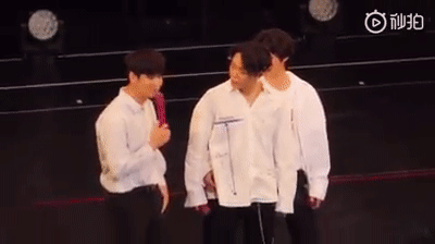 Những khoảnh khắc yêu muốn chết của thánh skinship B.I và 'nạn nhân' Bobby (IKON) Những khoảnh khắc yêu muốn chết của thánh skinship B.I và 'nạn nhân' Bobby (IKON)