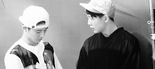 Những khoảnh khắc yêu muốn chết của thánh skinship B.I và 'nạn nhân' Bobby (IKON) Những khoảnh khắc yêu muốn chết của thánh skinship B.I và 'nạn nhân' Bobby (IKON)