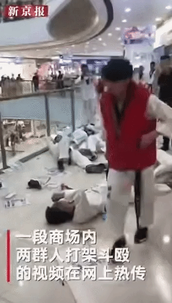 Môn võ nào mạnh hơn: CLB Kung Fu và CLB Taekwondo lao vào 'hỗn chiến' giữa thanh thiên bạch nhật Môn võ nào mạnh hơn: CLB Kung Fu và CLB Taekwondo lao vào 'hỗn chiến' giữa thanh thiên bạch nhật