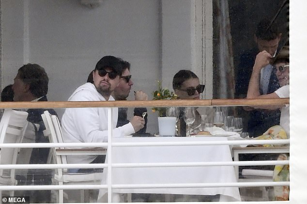 Siêu sao như Leonardo DiCaprio mà vẫn phải lo chuyện 'sống ảo' cho bạn gái Siêu sao như Leonardo DiCaprio mà vẫn phải lo chuyện 'sống ảo' cho bạn gái